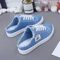 Casual blauwe denim slip-on canvas muiltjes voor dames met gerafelde randen en witte veters - 35 / Blauw