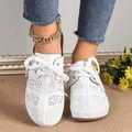 Eleganti scarpe con zeppa bianche da donna con motivo traforato al laser e lacci alla moda - Bianco / 36