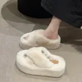 Detailansicht beiger flauschiger Plateauschuhe mit Kreuzriemen und 7 cm Keilabsatz. - 35 / Kreuzriemen (Stil 2) / 7cm Sohlenstärke / Beige