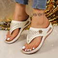 Vista dettagliata di sandali con zeppa bianchi con motivi traforati al laser e fibbia - 38 / Bianco (Con Strass)
