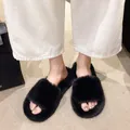 Nahaufnahme von schwarzen flauschigen Hausschuhen mit einem 7cm Keilabsatz für modebewusste Damen - 35 / Einzelner Riemen (Stil 3) / 2cm Sohlenstärke / Schwarz