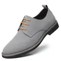 Lässige Herrenschuhe aus grauem Wildleder mit orangefarbenen Schnürsenkeln und Gummisohle - 38 / Grau