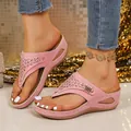 Eleganti sandali infradito rosa con zeppa, motivi traforati e dettagli in strass - 38 / Rosa (con Strass)
