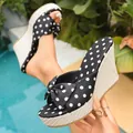 Nahaufnahme von Polka-Dot-Keilsandalen mit Schleife und Stroh-Plattform - 38 / Schwarz-A-06-Stoff