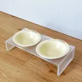 Minimalistische verhoogde acryl voerbakstandaard met twee crèmekleurige kattenbakken - Dubbele Keramische Bakjes en Standaard / Melkgeel