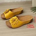 Detaillierte Ansicht der 4,5 cm hohen Keilsandalen mit gelber Blume und Lochmuster - 36 / Gelb