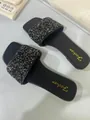 Vista dettagliata di ciabatte piatte da donna a punta quadrata con strass neri - Nero