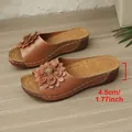 Detail mit 4,5 cm Absatzhöhe bei braunen Keilsandaletten mit Blumendekoration - 36 / Braun