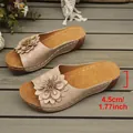 Bequeme beige Keilsandaletten mit Blumendetail und 4,5 cm Absatz für Damen im Alltag - 36 / Khaki