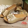 Elegante goldene Damen Keilsandaletten mit Blumen und bequemer 4,5 cm Absatzhöhe - 36 / Gold