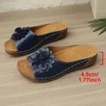Komfortable marineblaue Keilsandaletten mit Blumenapplikation und 4,5 cm Absatzhöhe - Blau