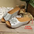 Komfortable silberne Keilsandaletten mit Blumendekor und einer Absatzhöhe von 4,5 cm - Silber