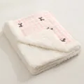 Roze geblokte huisdierdeken met zachte witte sherpa voering en klein strikjespatroon - Roze Geblokte Strik / 70x50cm / Roze