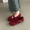 Zapatos Mary Jane de gamuza roja vintage con correa ajustable para un look retro chic - 35 / Rojo