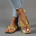 Dettaglio di sandali infradito oro metallizzato con punta quadrata e cinturino - 36 / Oro