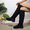 Schwarze geraffte kniehohe Stiefel mit Schnallendetail und Blockabsatz - 35 / Schwarz
