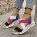 Sandales d'été pour femmes avec brides croisées élastiques colorées et semelle blanche épaisse - Blocs de couleur