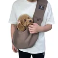Primer plano de un portabebés marrón para mascotas llevado por una persona con un perro pequeño - Bolsa Mezcla Algodón Correa Ajustable / Café