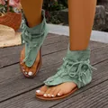 Sandalias de ante verde con flecos en el tobillo y suela plana marrón para playa verano - Verde claro