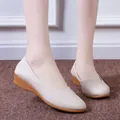 Klassieke beige damespumps met sleehak, zacht leren bovenwerk en comfortabele hak - 35 / Broken Wit