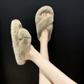 Pantoufles en peluche beige à brides croisées et semelles épaisses pour femmes chic - 35 / Kaki (C02)