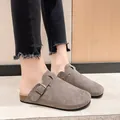 Bequeme graue Wildleder-Pantoletten mit Korksohle für Damen, stilvoller Schnallenverschluss. - 35 / Grau