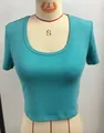 Gedetailleerd beeld van een turquoise katoenen crop top met ronde hals op een etalagepop model. - S / Tops / Smaragd