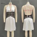 Robe élégante en satin blanc avec dentelle noire et dos nu, vues avant et arrière - S / Robes / Blanc