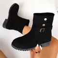 Schwarze Damen Stiefeletten aus Wildlederimitat mit goldenen Zierknöpfen und Schnallendetail - 35 / Kurze Slipper-Stiefel / Schwarz