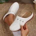 Sabot bianchi traforati da donna con suola spessa marrone e punta tonda in stile casual - Bianco / 36