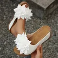 Elegantes sandalias de cuña para mujer con un gran aplique de flor blanca en la tira - Blanco