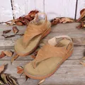Camel Romeinse teensandalen met enkelbandje en een elegant geborduurd patroon - Bruin