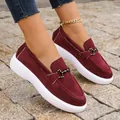 Mocassini da donna in pelle scamosciata bordeaux con suola platform bianca e fibbia. - Borgogna