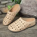 Dettaglio macro di sabot beige traforati con motivi geometrici traspiranti aperti - 36 / Bianco avorio