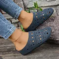 Dettaglio dei sabot blu navy con suola spessa e trafori eleganti indossati all'aperto. - 36 / Blu
