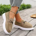 Mocassini in camoscio kaki da donna con fibbia in metallo e comoda suola bianca. - Kaki