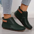 Modische dunkelgrüne Flachstiefel aus Leder mit braunem Kontrastriemen und Nähten - 35 / Grün