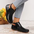 Klassische schwarze flache Stiefeletten aus Kunstleder mit braunem Akzent für Damen. - Schwarz