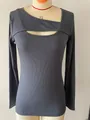 Dettaglio maglietta grigia a costine con maniche lunghe e scollo asimmetrico cut-out - Taglia S / Top / Grigio scuro