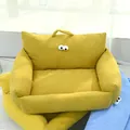 Cama para mascotas de pana amarilla estilo sofá con ojos grandes y asa. - Nido de Terciopelo Rayado de Ojos Grandes - Talla 1 (Hasta 4kg) / Amarillo jengibre