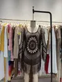 Detailansicht eines handgehäkelten Strand-Cover-ups mit aufwendigen Lochmustern. - Kleider / Kaffeebraun