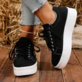 Casual zwarte dames sneakers van canvas met dikke witte plateauzool en vetersluiting. - 36 / Zwart