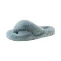 Pantoufles en fausse fourrure bleu clair avec brides croisées et semelle épaisse. - Bleu