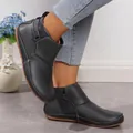 Détail de bottines plates noires pour femmes avec fermeture velcro et coutures blanches. - 35 / Gris foncé