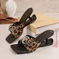 Dettaglio dei sandali con tacco alto leopardati con altezza del tacco di 7cm di design - 35 / Stampa leopardata