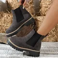 Close-up van grijze suède Chelsea boots met dikke profielzool en elastisch zijpaneel - 36 / Grijs