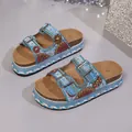 Detailweergave van bohemian plateausandalen met kralenborduurwerk en metalen gespen. - 35 / Hemelsblauw