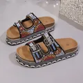 Gedetailleerd overzicht van etnische plateausandalen met gekleurde kralen en strassteentjes - 35 / Zwart