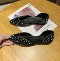Primer plano de bailarinas negras de punta con lujosos adornos de perlas y pedrería. - 35 / Sin flores / Negro
