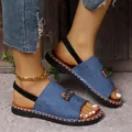 Dettaglio di sandali piatti in denim da donna con fibbia dorata e cinturino elastico - 38 / Blu